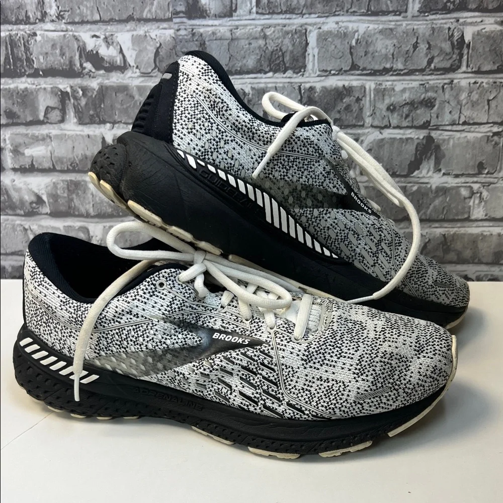 Brooks Men's Speckled Black and White Athletic Shoes